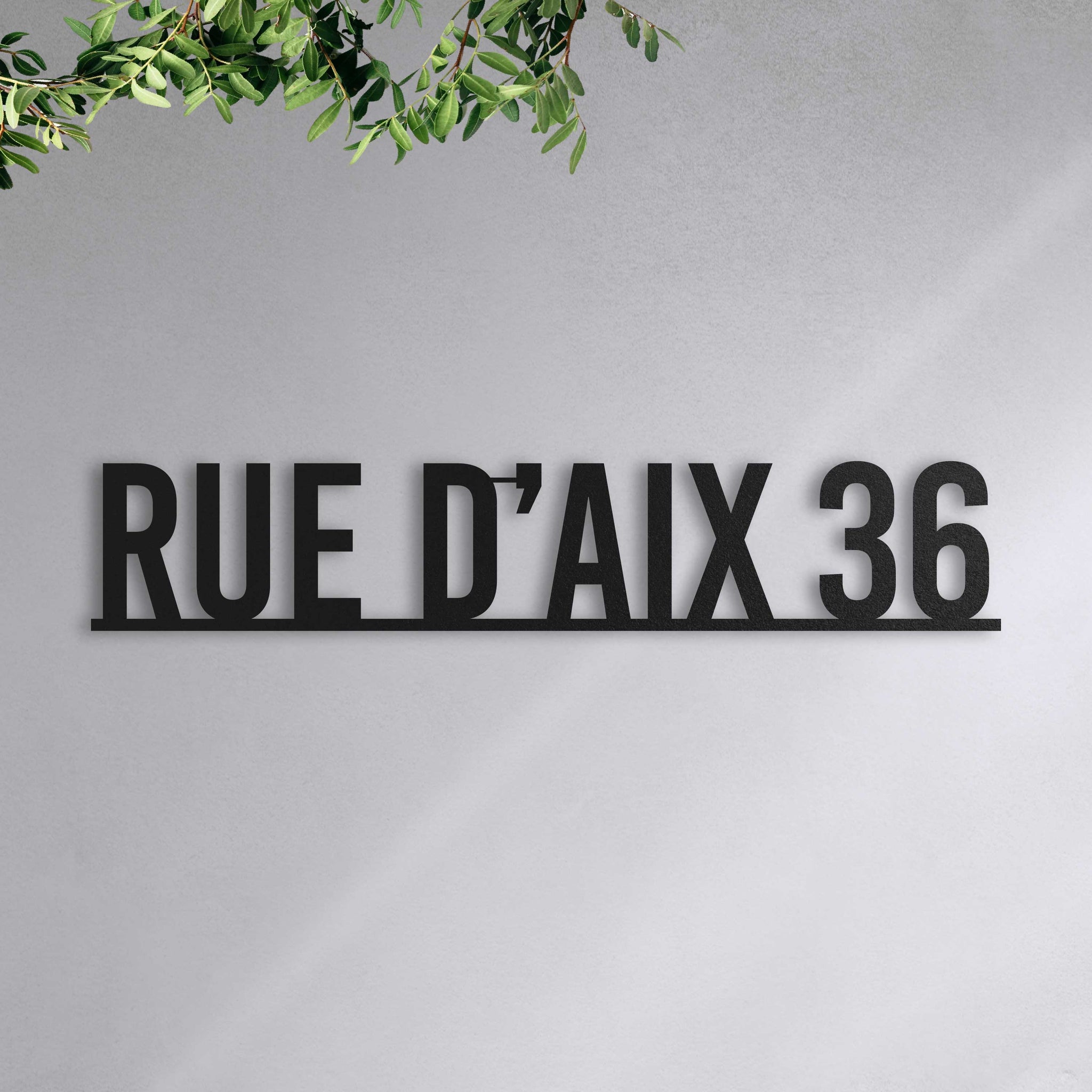 Plaque de rue avec numéro de maison sur une ligne