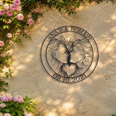 Adam & Ève – plaque en acier personnalisée « Anaïs & Romain · 09.10.2021 » sur un mur de jardin – Steelmonks
