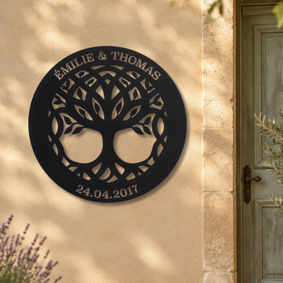 Arbre éternel – plaque en acier personnalisée « Émilie & Thomas · 24.04.2017 » sur la façade de la maison – Steelmonks