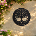 Arbre éternel – plaque en acier personnalisée « Léa & Hugo · 17.09.2020 » sur un mur de jardin – Steelmonks