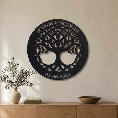 Arbre éternel – plaque en acier personnalisée « Sophie & Nicolas · 02.06.2023 » au mur du salon – Steelmonks