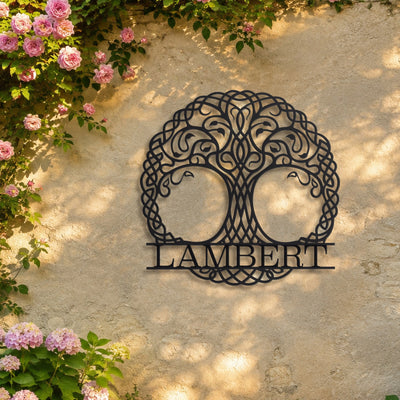 Arbre nordique – plaque en acier personnalisée « Lambert » sur un mur de jardin – Steelmonks