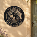 Arbre yin et yang – plaque en acier personnalisée « Clara & Mathis · Notre histoire » sur la façade de la maison – Steelmonks