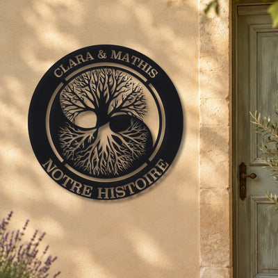 Arbre yin et yang – plaque en acier personnalisée « Clara & Mathis · Notre histoire » sur la façade de la maison – Steelmonks