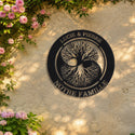 Arbre yin et yang – plaque en acier personnalisée « Lucie & Pierre · Notre famille » sur un mur de jardin – Steelmonks