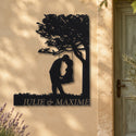 Balançoire – plaque en acier personnalisée « Julie & Maxime » sur la façade de la maison – Steelmonks