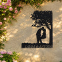 Balançoire – plaque en acier personnalisée « Laura & Antoine » sur un mur de jardin – Steelmonks