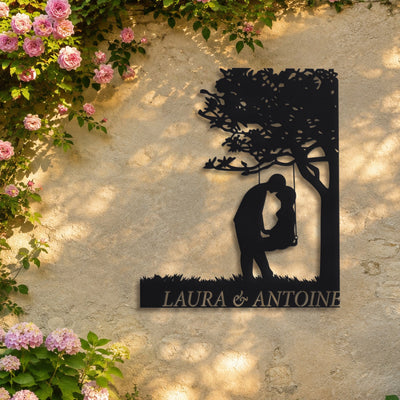 Balançoire – plaque en acier personnalisée « Laura & Antoine » sur un mur de jardin – Steelmonks