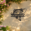 Carpe à la pêche – plaque en acier personnalisée « Fournier » sur un mur de jardin – Steelmonks