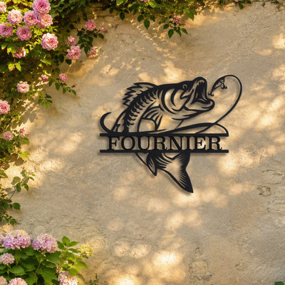 Carpe à la pêche – plaque en acier personnalisée « Fournier » sur un mur de jardin – Steelmonks