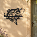 Carpe à la pêche – plaque en acier personnalisée « Moreau » sur la façade de la maison – Steelmonks