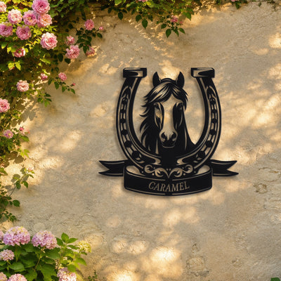 Cheval en Fer à cheval – plaque en acier personnalisée « Caramel » sur un mur de jardin – Steelmonks