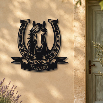 Cheval en Fer à cheval – plaque en acier personnalisée « Tornado » sur la façade de la maison – Steelmonks