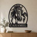 Cheval sauvage – plaque en acier personnalisée « Caramel » au mur du salon – Steelmonks