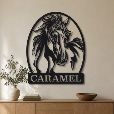 Cheval sauvage – plaque en acier personnalisée « Caramel » au mur du salon – Steelmonks