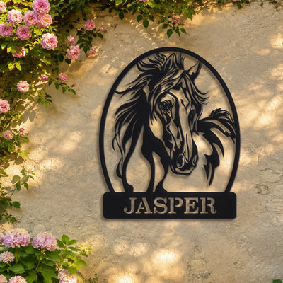 Cheval sauvage – plaque en acier personnalisée « Jasper » sur un mur de jardin – Steelmonks