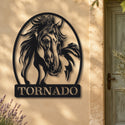 Cheval sauvage – plaque en acier personnalisée « Tornado » sur la façade de la maison – Steelmonks