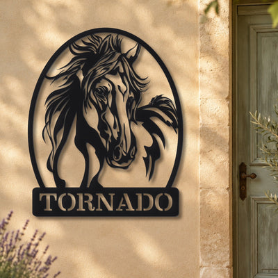 Cheval sauvage – plaque en acier personnalisée « Tornado » sur la façade de la maison – Steelmonks