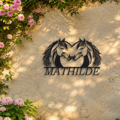 Chevaux Embrassant – plaque en acier personnalisée sur un mur de jardin – Steelmonks