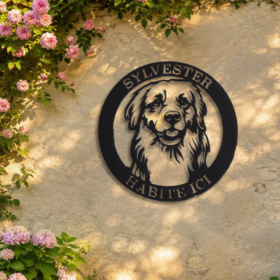 Chien dans un cercle – plaque en acier personnalisée sur un mur de jardin – Steelmonks