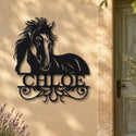 Clin d'œil de Cheval – plaque en acier personnalisée « Chloé » sur la façade de la maison – Steelmonks