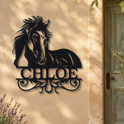 Clin d'œil de Cheval – plaque en acier personnalisée « Chloé » sur la façade de la maison – Steelmonks