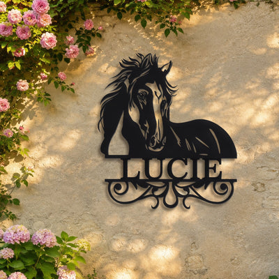 Clin d'œil de Cheval – plaque en acier personnalisée « Lucie » sur un mur de jardin – Steelmonks