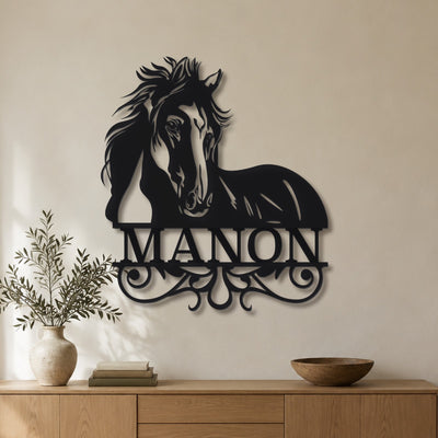 Clin d'œil de Cheval – plaque en acier personnalisée « Manon » au mur du salon – Steelmonks