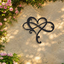 Cœur infini – plaque en acier personnalisée sur un mur de jardin – Steelmonks
