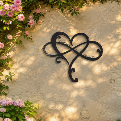 Cœur infini – plaque en acier personnalisée sur un mur de jardin – Steelmonks