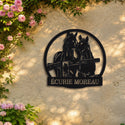 Deux chevaux – plaque en acier personnalisée « Écurie Moreau » sur un mur de jardin – Steelmonks