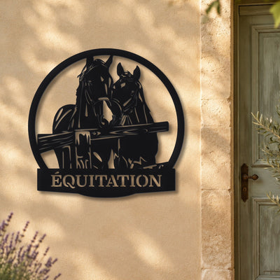 Deux chevaux – plaque en acier personnalisée « Équitation » sur la façade de la maison – Steelmonks