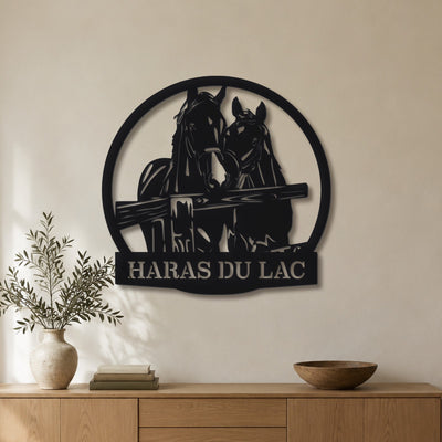 Deux chevaux – plaque en acier personnalisée « Haras du Lac » au mur du salon – Steelmonks