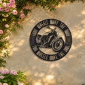 Deux roues font mouvoir l'âme – plaque en acier personnalisée sur un mur de jardin – Steelmonks