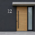Numéro de maison Élégant en inox sur une façade sombre