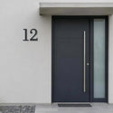 Numéro de maison Élégant sur une façade claire