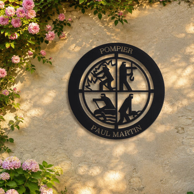 Enseigne signe des pompiers – plaque en acier personnalisée « Pompier · Paul Martin » sur un mur de jardin – Steelmonks