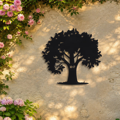 Grand arbre – plaque en acier personnalisée « M+P » sur un mur de jardin – Steelmonks