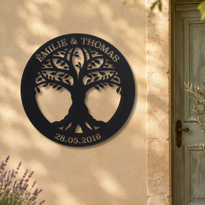 Jeune arbre – plaque en acier personnalisée « Émilie & Thomas · 28.05.2016 » sur la façade de la maison – Steelmonks