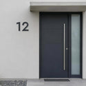 Numéro de maison Claire sur une façade claire