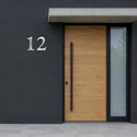 Numéro de maison Classique en inox sur une façade sombre