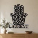 Main de Hamsa – plaque en acier personnalisée « Laurent » au mur du salon – Steelmonks