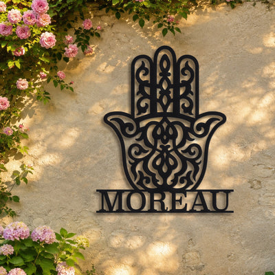 Main de Hamsa – plaque en acier personnalisée « Moreau » sur un mur de jardin – Steelmonks