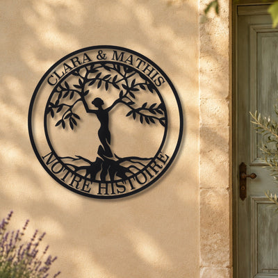 Mère Nature – plaque en acier personnalisée « Clara & Mathis · Notre histoire » sur la façade de la maison – Steelmonks