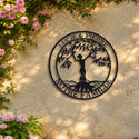 Mère Nature – plaque en acier personnalisée « Lucie & Pierre · Notre famille » sur un mur de jardin – Steelmonks