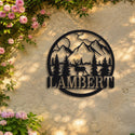 Montagnes avec cerf – plaque en acier personnalisée « Lambert » sur un mur de jardin – Steelmonks