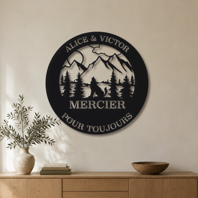 Montagnes avec loup plaque de famille – plaque en acier personnalisée « Alice & Victor · Mercier · Pour toujours » au mur du salon – Steelmonks