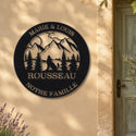 Montagnes avec loup plaque de famille – plaque en acier personnalisée « Marie & Louis · Rousseau · Notre famille » sur la façade de la maison – Steelmonks