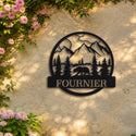 Montagnes – plaque en acier personnalisée « Fournier » sur un mur de jardin – Steelmonks