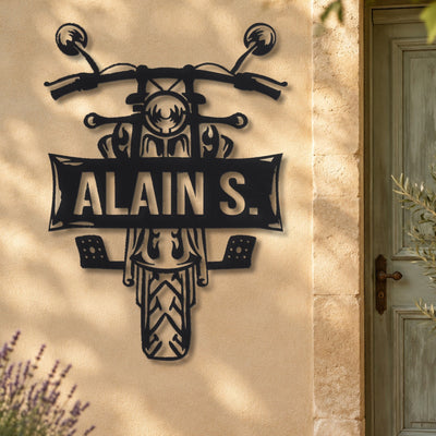 Moto avec texte (devant) – plaque en acier personnalisée sur la façade de la maison – Steelmonks